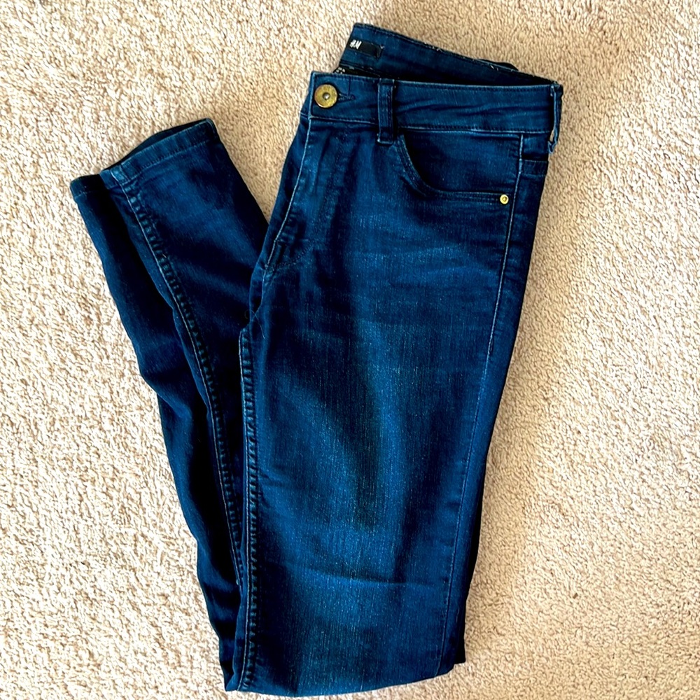 H&M women’s lower rise skinny jeans. Size 6.